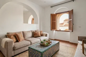 Appartement moderne à Marrakech aménagé pour la location Airbnb avec décoration marocaine traditionnelle et touches contemporaines